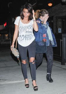 Sarah Hyland feet photo thumbnail