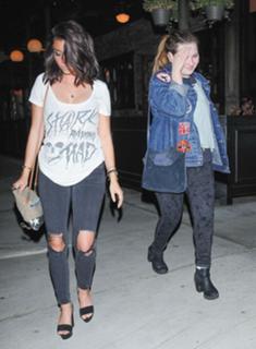 Sarah Hyland feet photo thumbnail