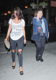 Sarah Hyland feet photo thumbnail