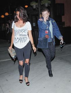 Sarah Hyland feet photo thumbnail