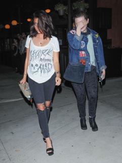 Sarah Hyland feet photo thumbnail