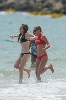 Taylor Swift feet photo thumbnail