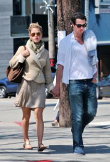 Alice Eve feet photo thumbnail