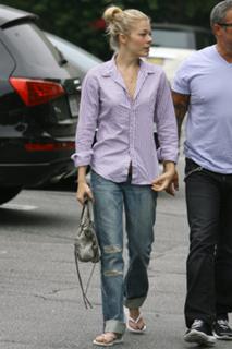 LeAnn Rimes feet photo thumbnail