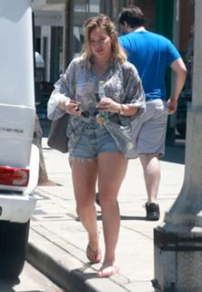 Hilary Duff feet photo thumbnail