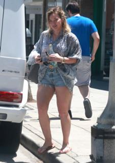 Hilary Duff feet photo thumbnail
