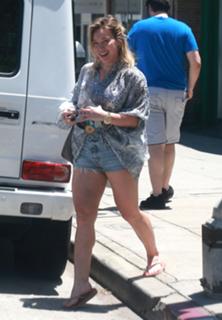 Hilary Duff feet photo thumbnail