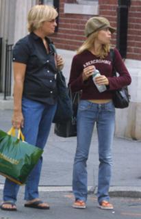 Tara Lipinski feet photo thumbnail