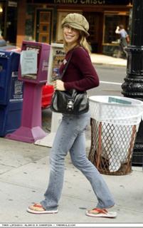 Tara Lipinski feet photo thumbnail