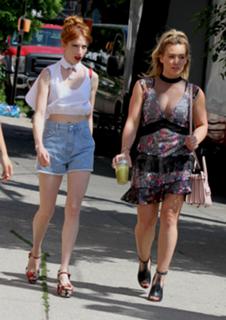Hilary Duff feet photo thumbnail