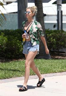 Ashley Benson feet photo thumbnail