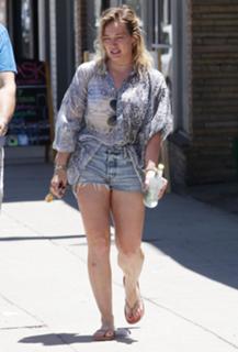 Hilary Duff feet photo thumbnail