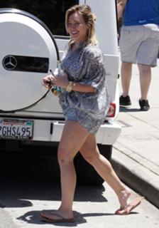 Hilary Duff feet photo thumbnail
