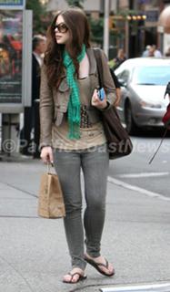 Michelle Trachtenberg feet photo thumbnail