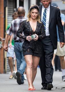 Hilary Duff feet photo thumbnail