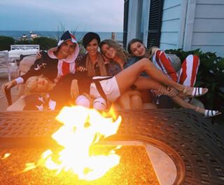 Taylor Swift feet photo thumbnail
