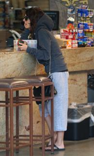 Shenae Grimes-Beech feet photo thumbnail