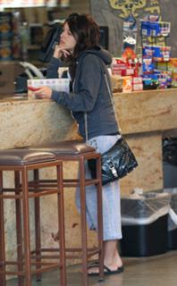 Shenae Grimes-Beech feet photo thumbnail