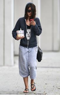 Shenae Grimes-Beech feet photo thumbnail