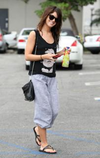 Shenae Grimes-Beech feet photo thumbnail