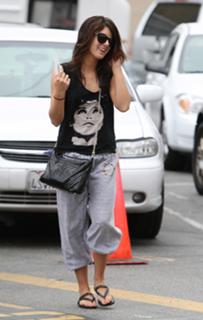 Shenae Grimes-Beech feet photo thumbnail