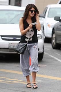 Shenae Grimes-Beech feet photo thumbnail