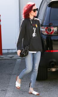 Lily Collins feet photo thumbnail