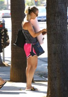 Kaley Cuoco feet photo thumbnail