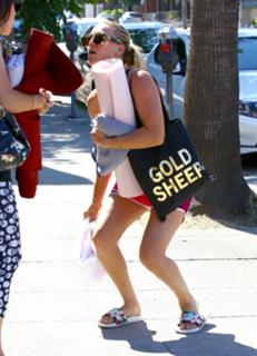 Kaley Cuoco feet photo thumbnail