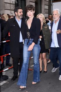 Milla Jovovich feet photo thumbnail