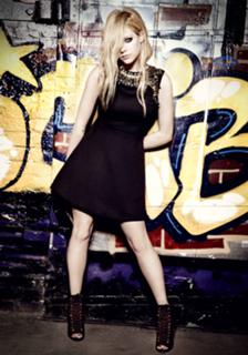 Avril Lavigne feet photo thumbnail