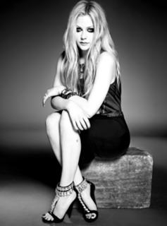 Avril Lavigne feet photo thumbnail