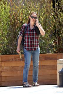 Jennifer Garner feet photo thumbnail