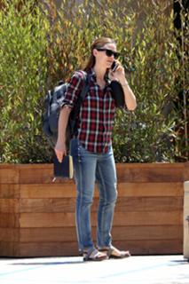 Jennifer Garner feet photo thumbnail