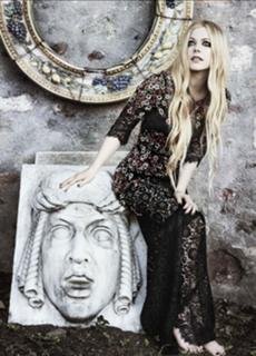 Avril Lavigne feet photo thumbnail