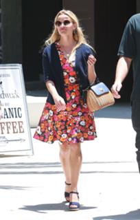 Reese Witherspoon feet photo thumbnail
