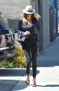 Rosie Huntington-Whiteley feet photo thumbnail