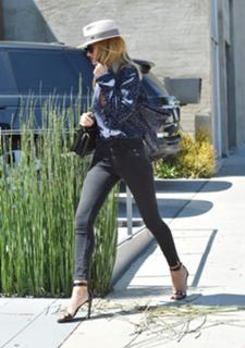 Rosie Huntington-Whiteley feet photo thumbnail