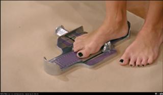 Kelly Ripa feet photo thumbnail