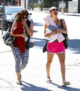 Kaley Cuoco feet photo thumbnail