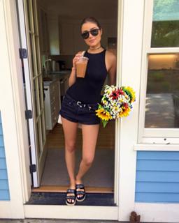 Olivia Culpo feet photo thumbnail