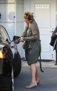 Chrissy Teigen feet photo thumbnail