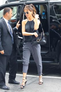 Kate Beckinsale feet photo thumbnail