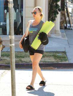 Kaley Cuoco feet photo thumbnail