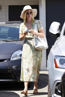 January Jones feet photo thumbnail