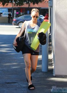 Kaley Cuoco feet photo thumbnail