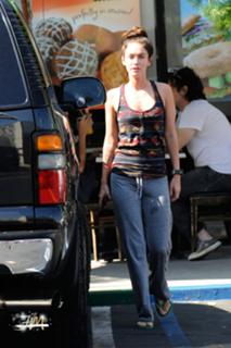 Megan Fox feet photo thumbnail