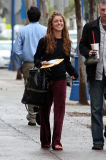 Shenae Grimes-Beech feet photo thumbnail