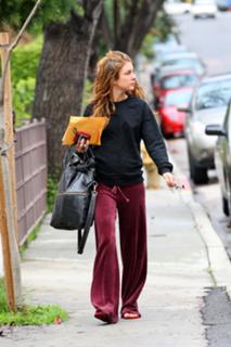 Shenae Grimes-Beech feet photo thumbnail
