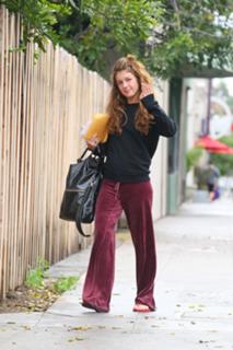 Shenae Grimes-Beech feet photo thumbnail